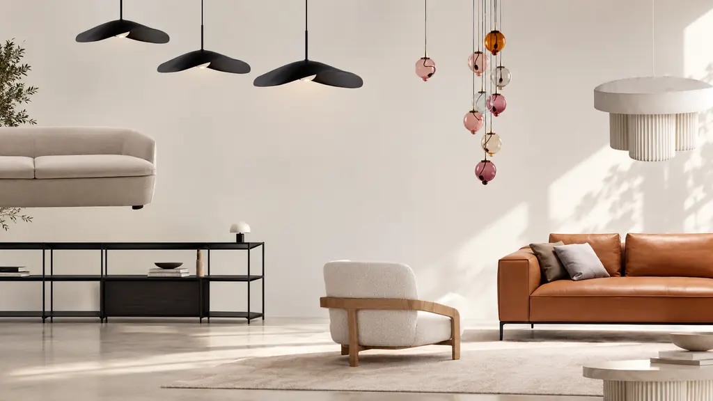 Ashera showroom: konyak deri kanepe, bukle koltuk, siyah metal konsol ve cam sarkıt aydınlatmalar